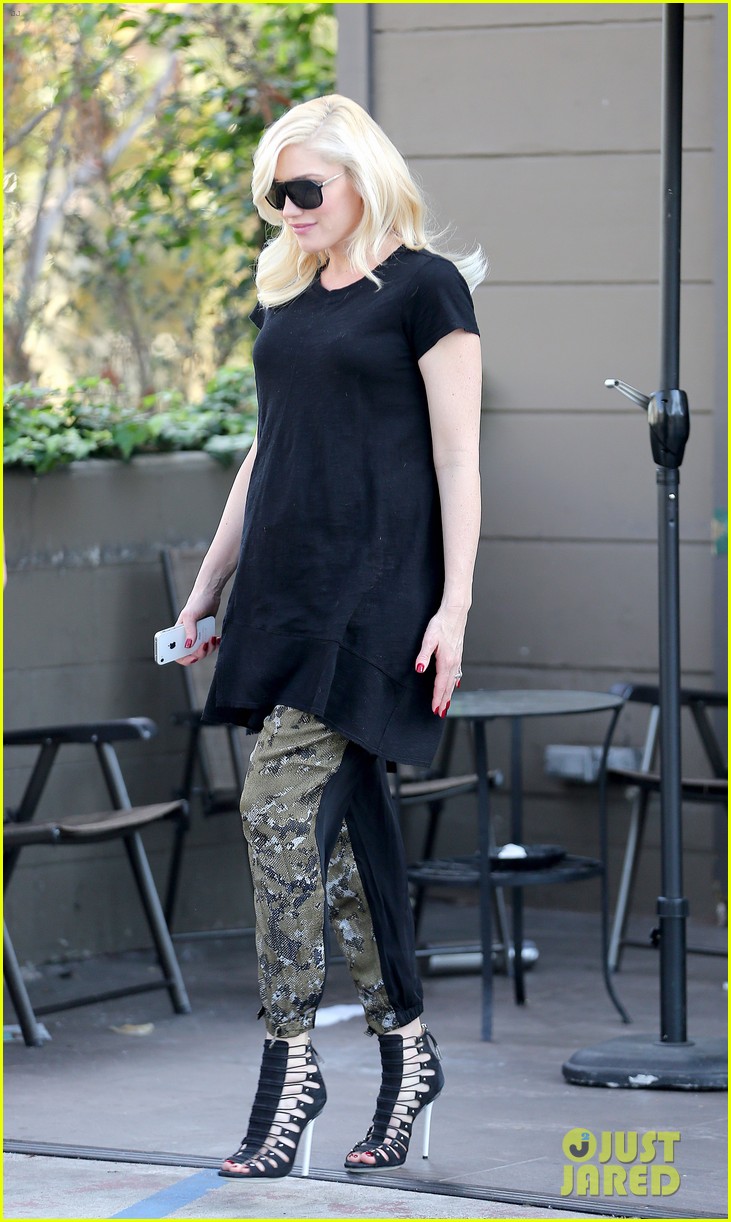 pregnant gwen stefani pampers herself with acupuncture session 17