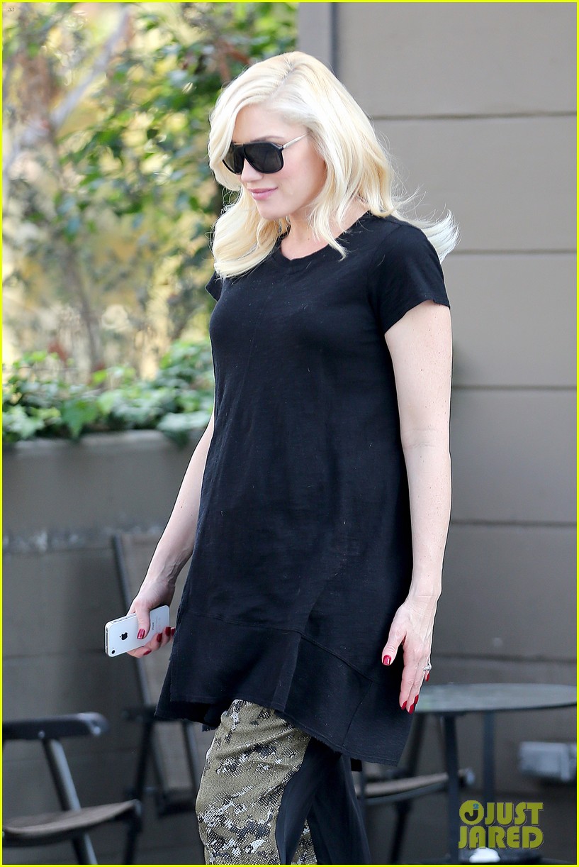 pregnant gwen stefani pampers herself with acupuncture session 18