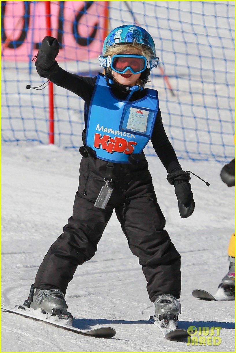 gwen stefani cheers on her boys while they go skiing 08