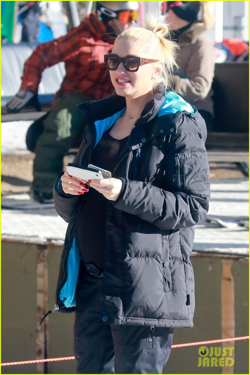 gwen stefani cheers on her boys while they go skiing 203021909