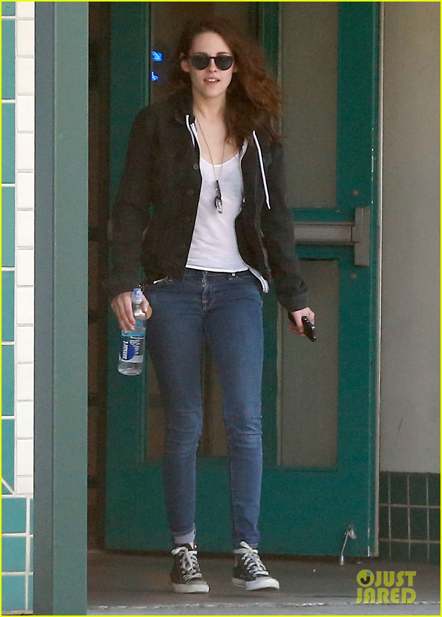 kristen stewart goes to the library with pal tamra natisin 03