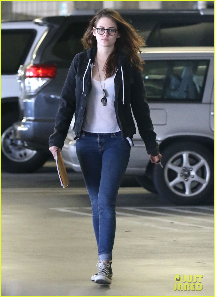 kristen stewart goes to the library with pal tamra natisin 093028210