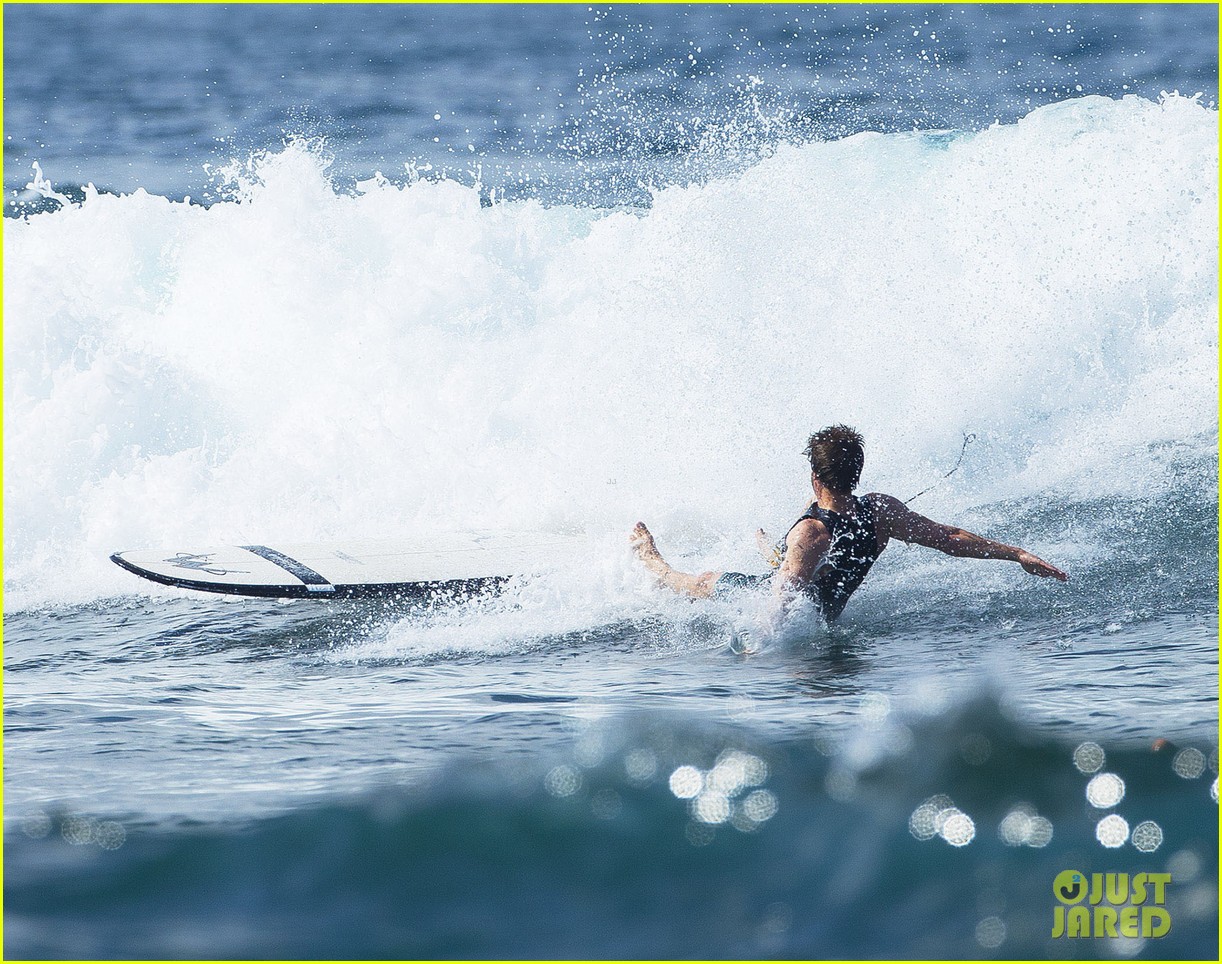 emma stone andrew garfield surf in hawaii 123023397