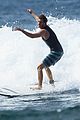 emma stone andrew garfield surf in hawaii 01