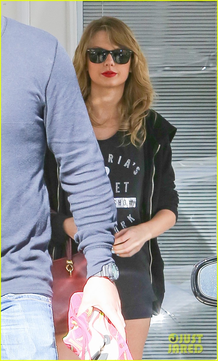taylor swift shows victorias secret pride at the gym 04