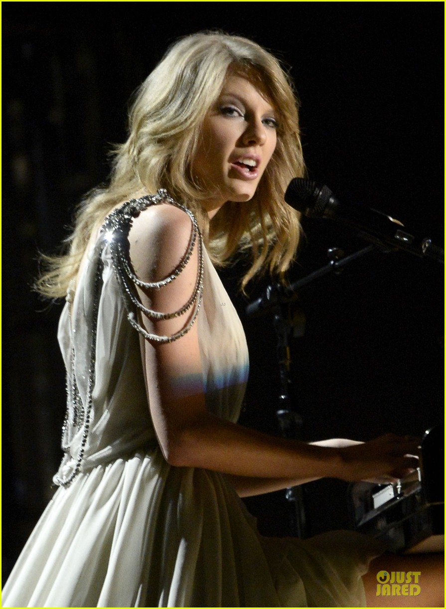 taylor swift performs all too well at grammys 2014 video 02