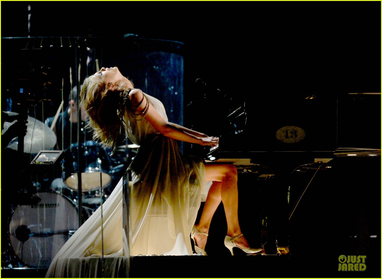 taylor swift performs all too well at grammys 2014 video 093041336