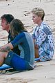 charlize theron sean penn relax on the beach in hawaii 03