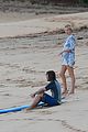 charlize theron sean penn relax on the beach in hawaii 13