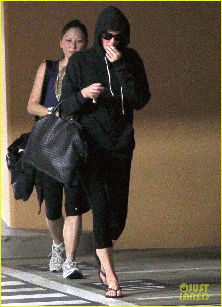 charlize theron steps out after sean penn romance rumors 09