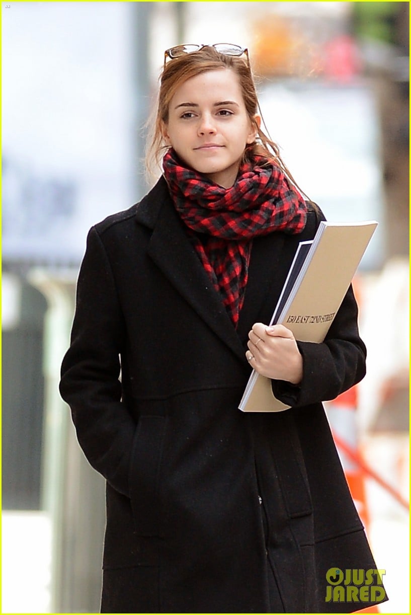 emma watson braves frigid cold for nyc apartment hunting 023038721