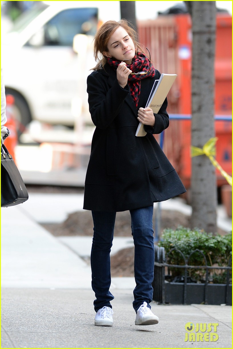 emma watson braves frigid cold for nyc apartment hunting 143038733