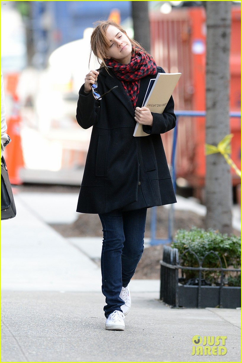 emma watson braves frigid cold for nyc apartment hunting 183038737