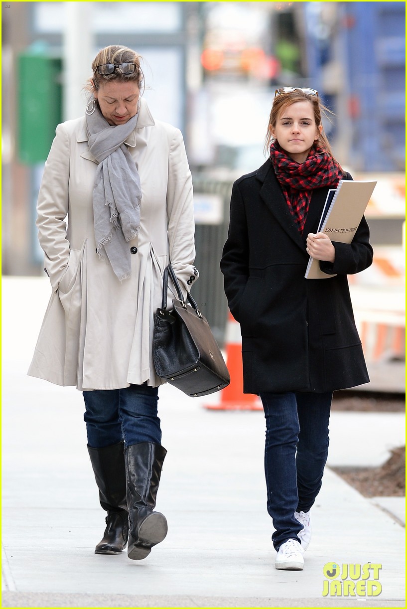 emma watson braves frigid cold for nyc apartment hunting 213038740