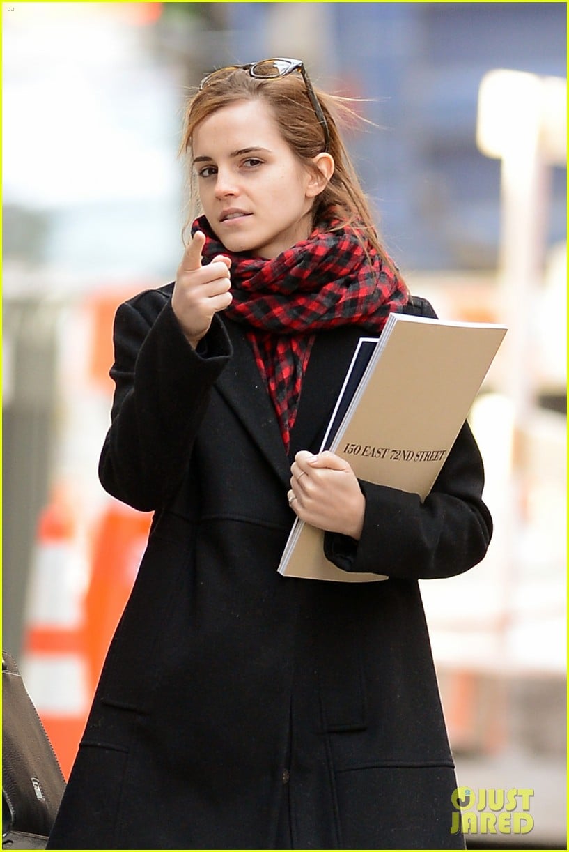 emma watson braves frigid cold for nyc apartment hunting 293038748