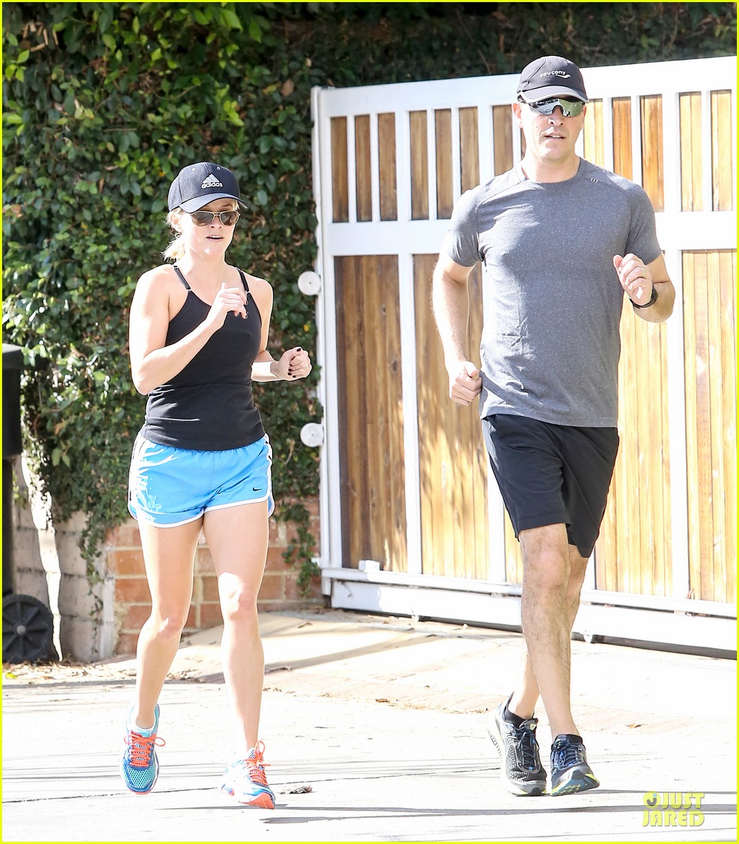 reese witherspoon jim toth jog the weekend away 113036180