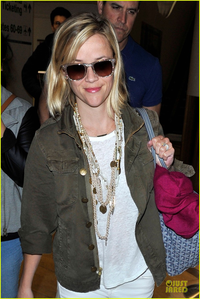 reese witherspoon lax arrival after justin bartha wedding 093024777