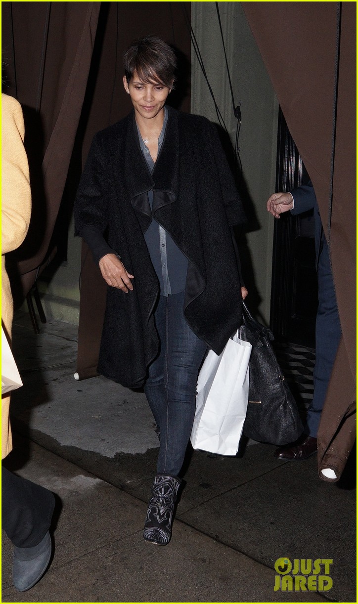 halle berry craigs take out on super bowl night 01