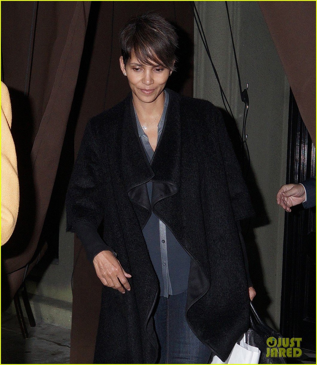 halle berry craigs take out on super bowl night 03