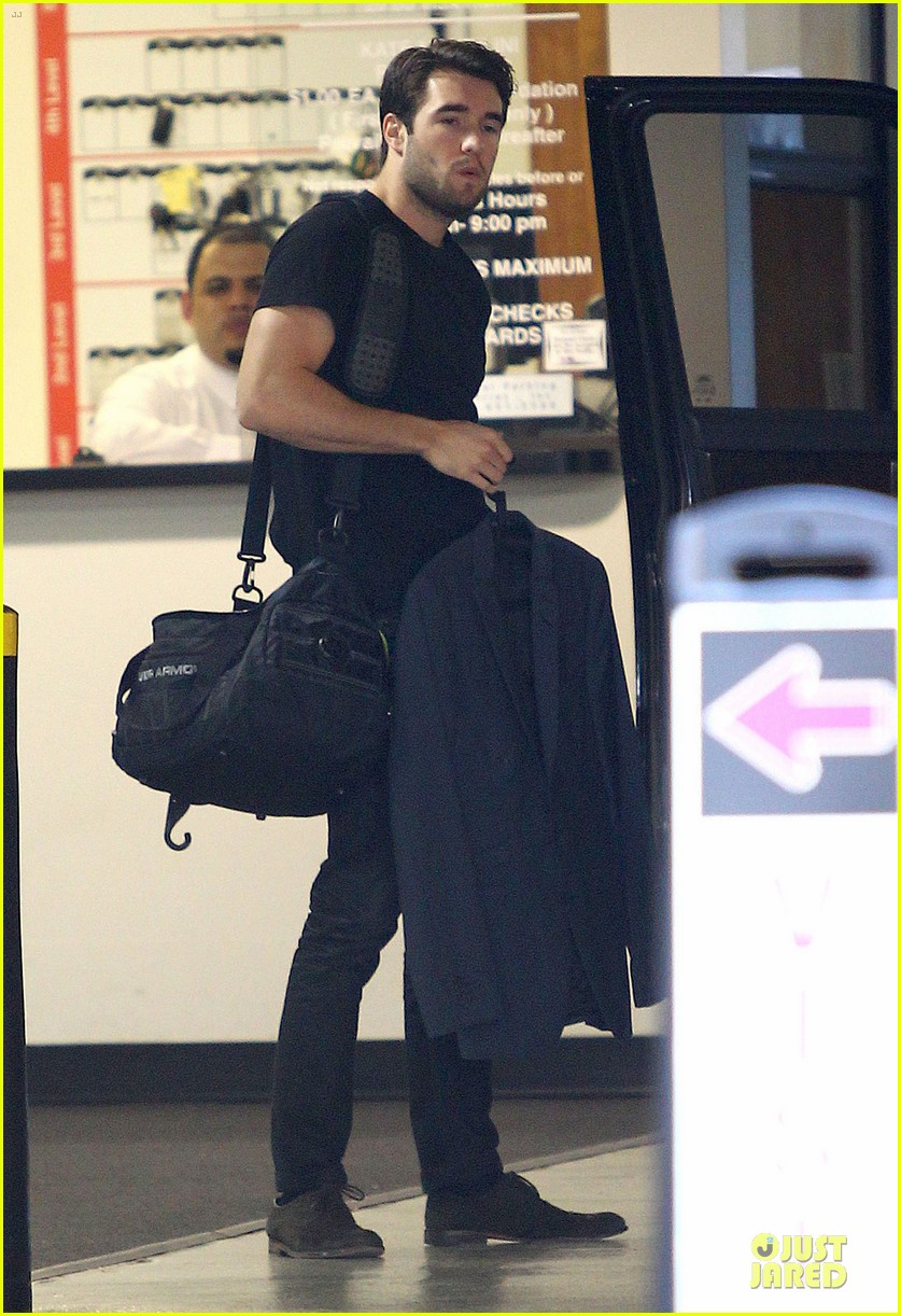 josh bowman flashes biceps at office building 05