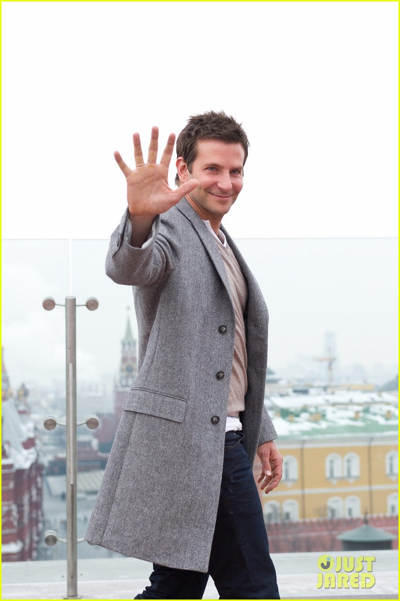bradley cooper receives star while promoting american hustle in moscow 063048004