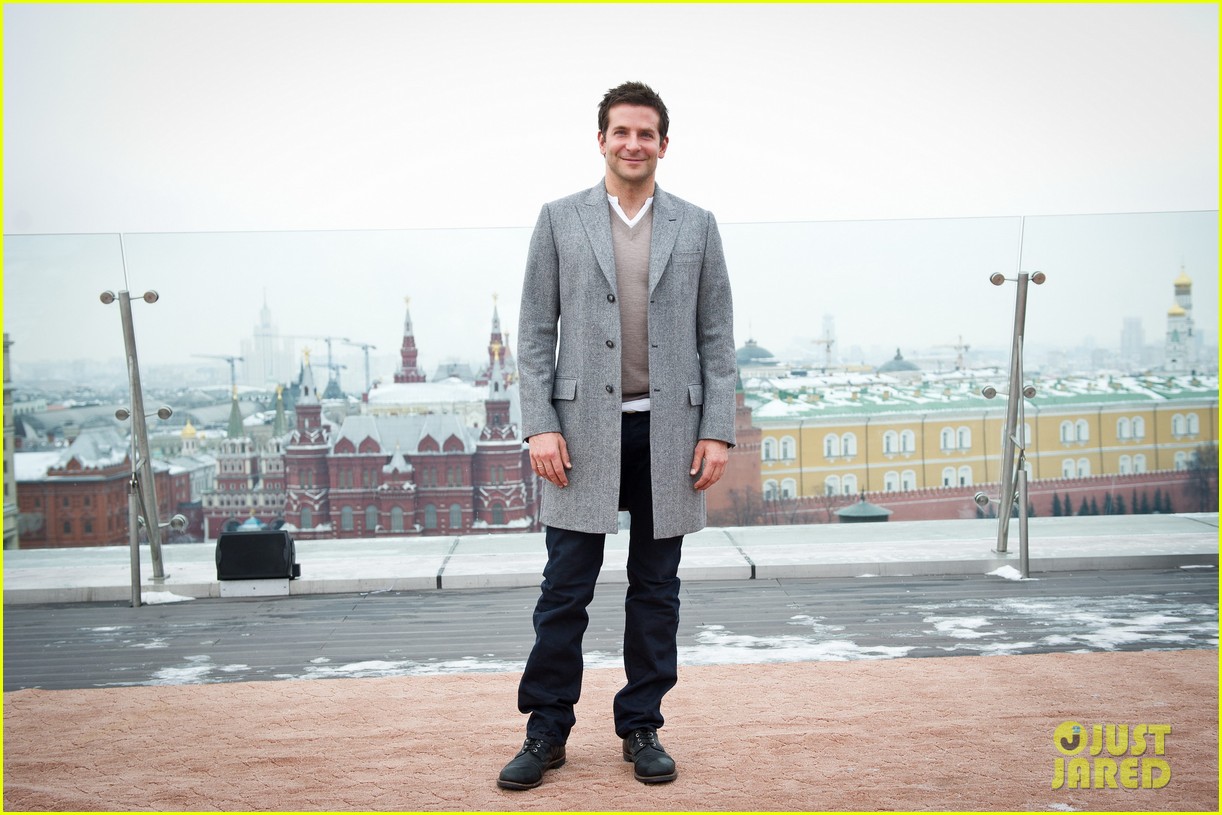 bradley cooper receives star while promoting american hustle in moscow 13