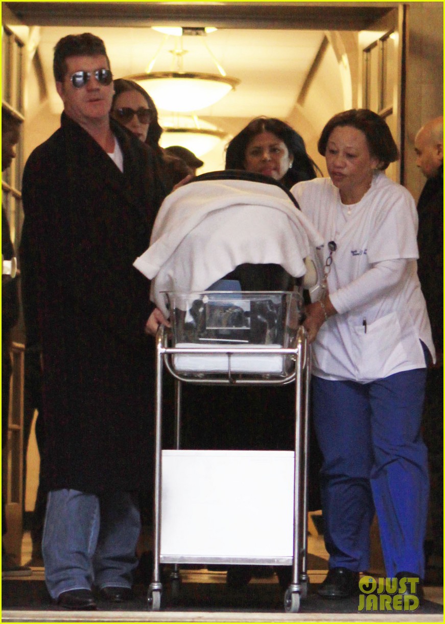 simon cowell lauren silverman leave hospital with baby eric 03
