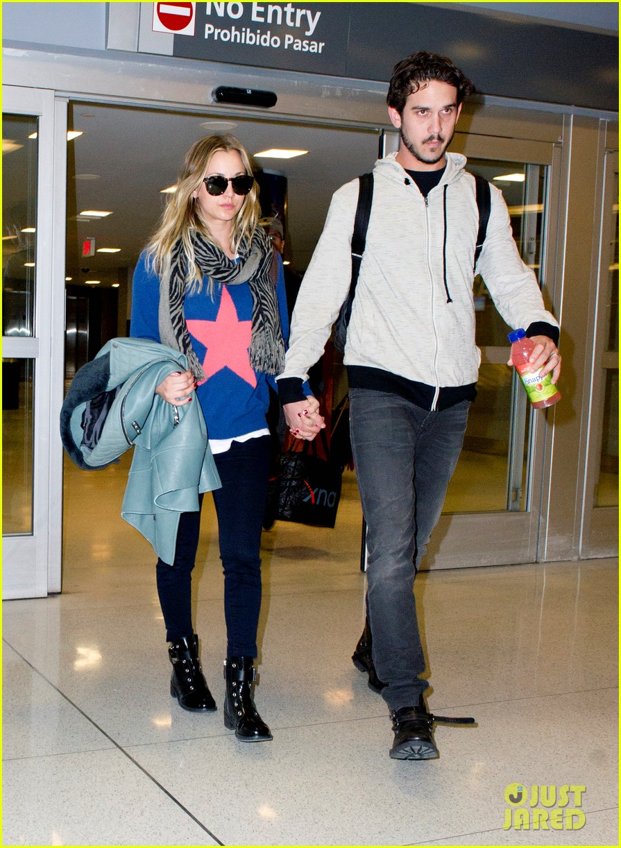 kaley cuoco ryan sweeting hold hands after flight into new york 04
