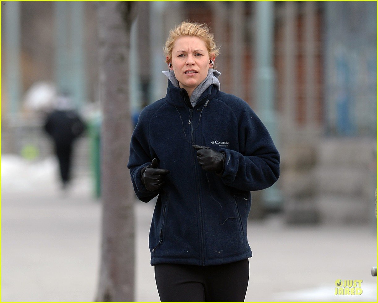 claire danes jogs the hudson river with music 043060616