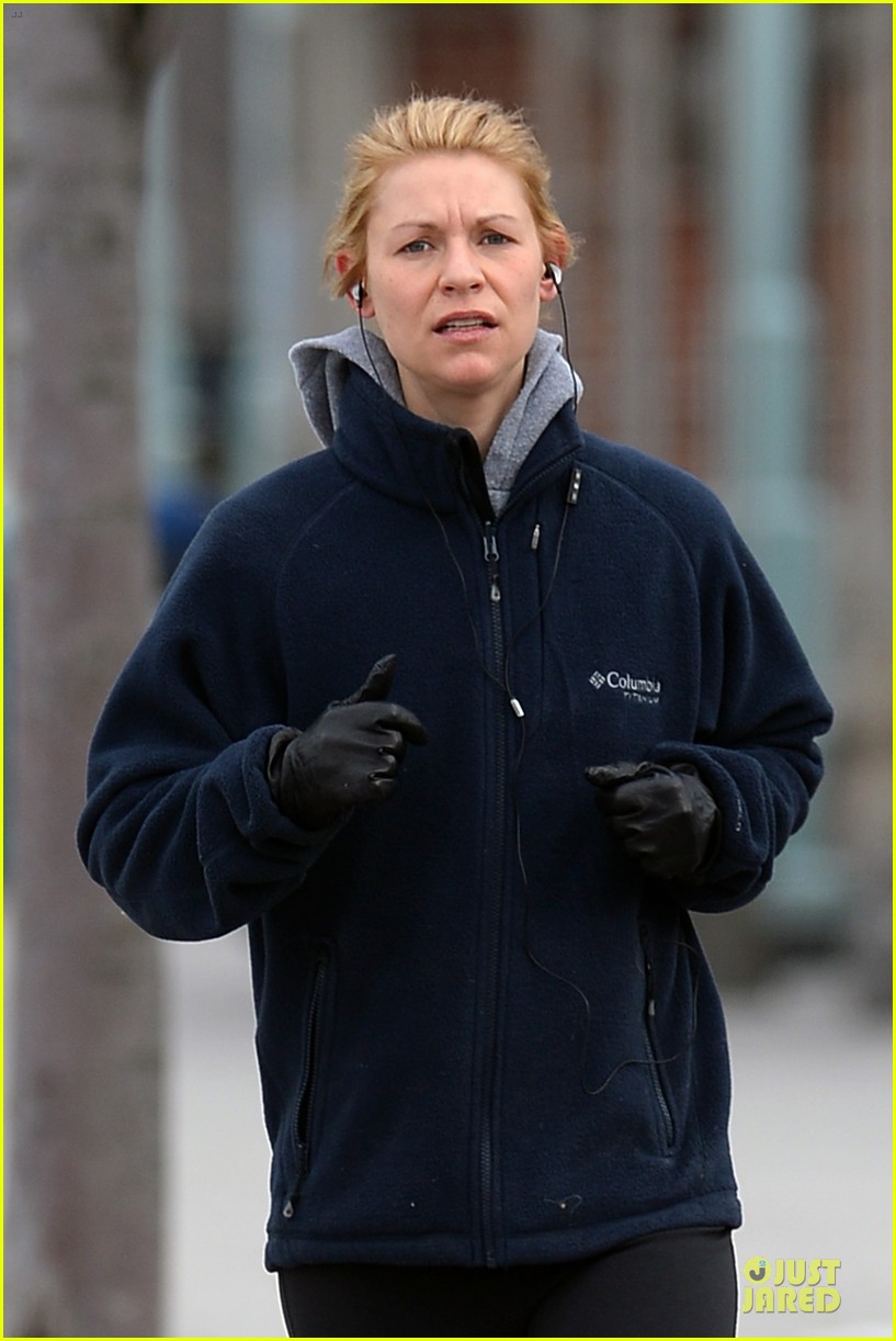 claire danes jogs the hudson river with music 063060618