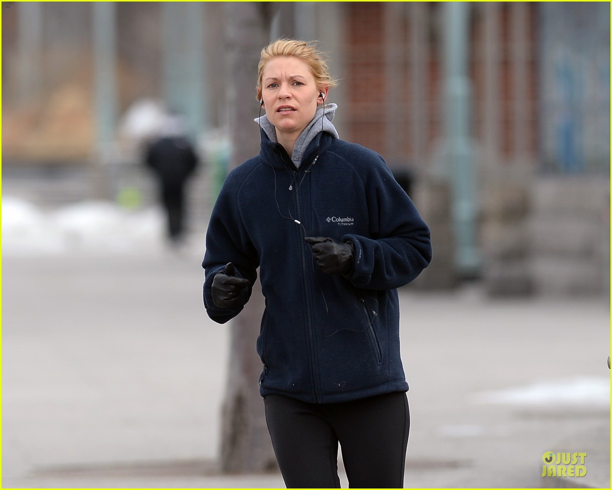 claire danes jogs the hudson river with music 073060619