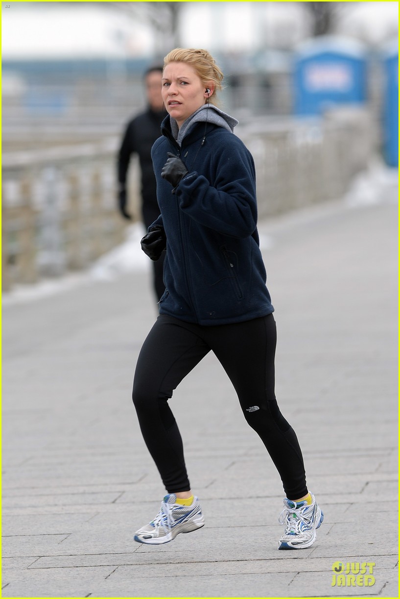 claire danes jogs the hudson river with music 083060620