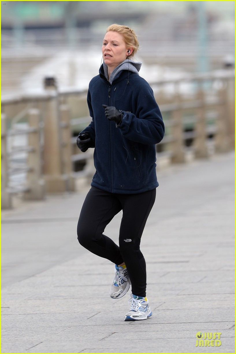 claire danes jogs the hudson river with music 103060622