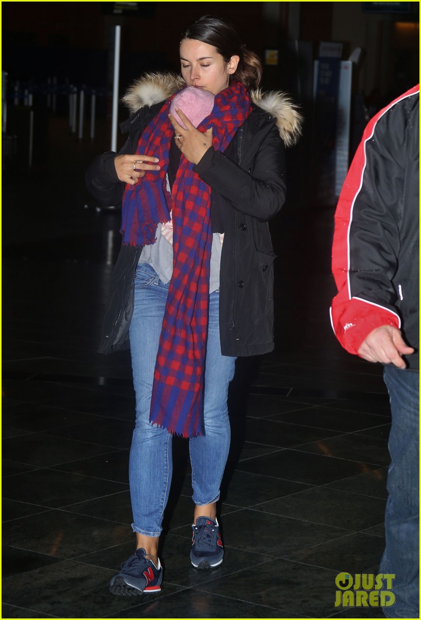 jamie dornan leaves vancouver with his wife daughter 11