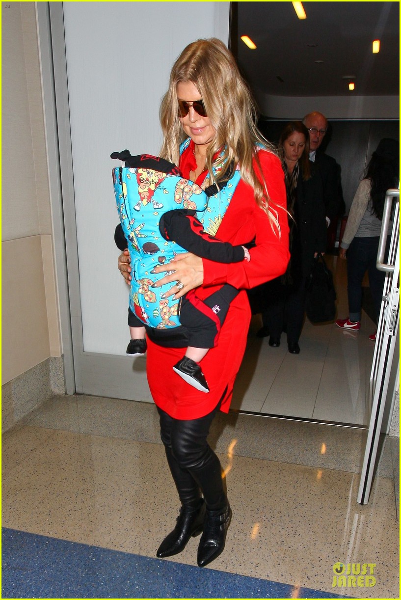 fergie wears baby carrier to hold axl at lax airport 03