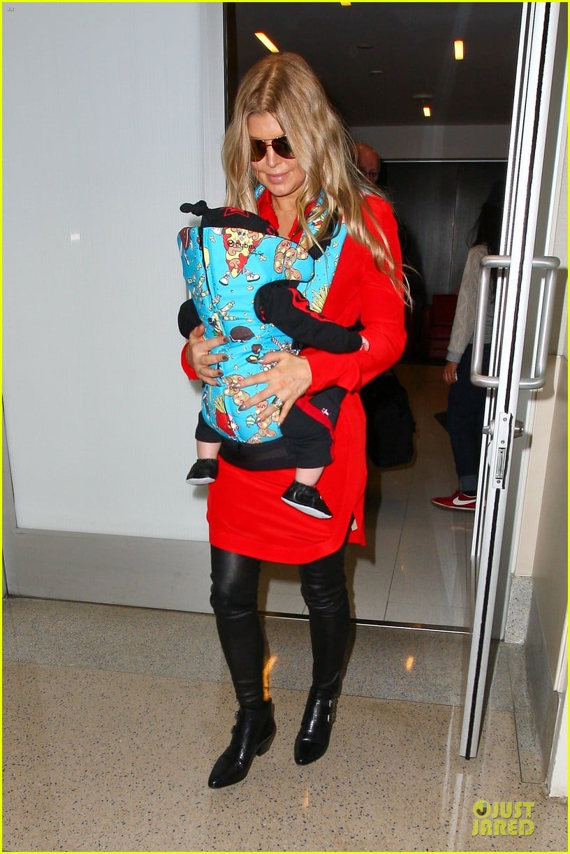 fergie wears baby carrier to hold axl at lax airport 113051841