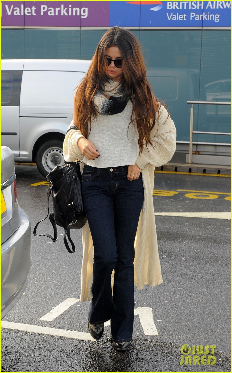 selena gomez leaves london after hanging with niall horan samantha droke 013055645