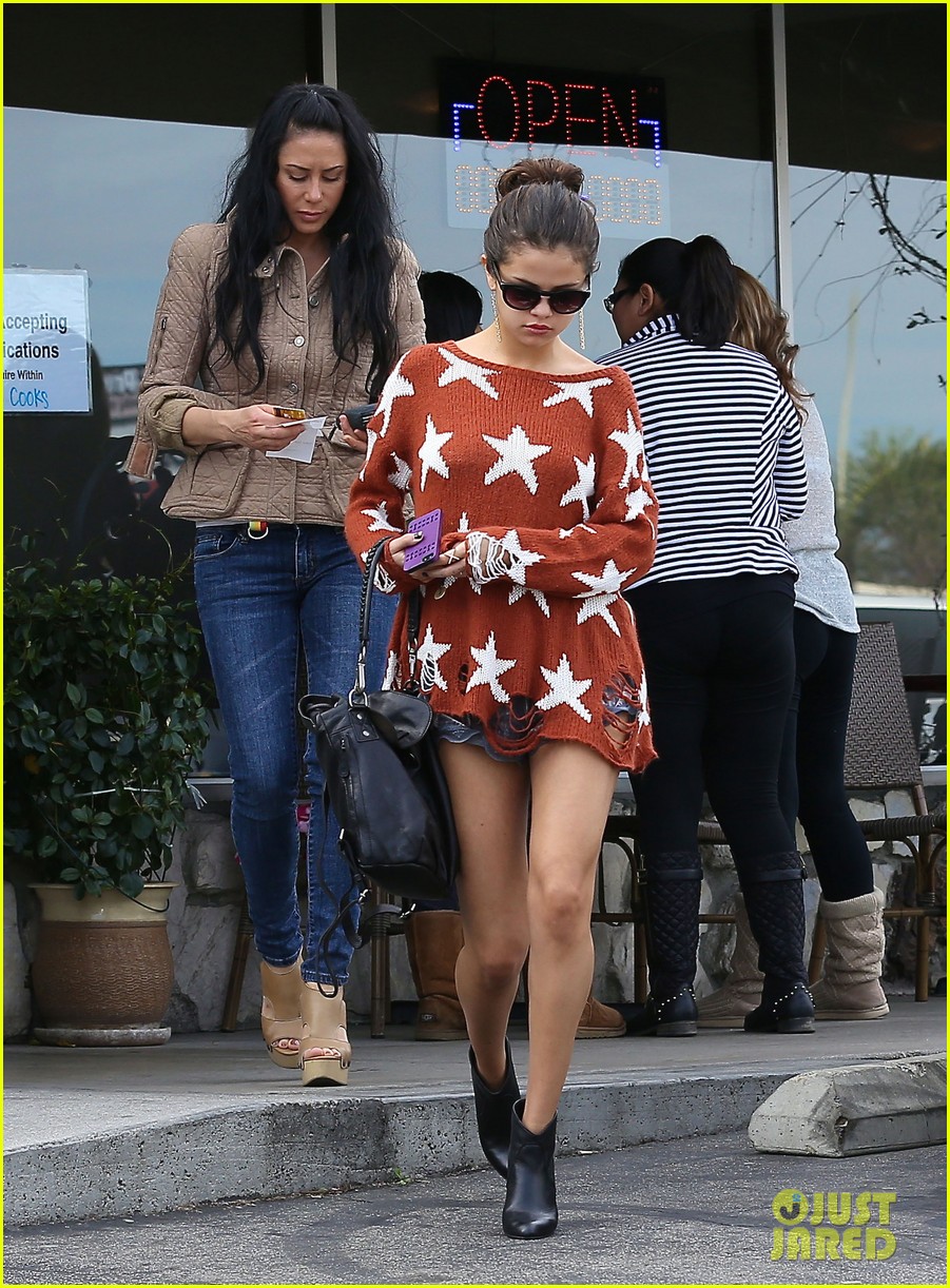 selena gomez wears same star sweater owned by bff taylor swift 06