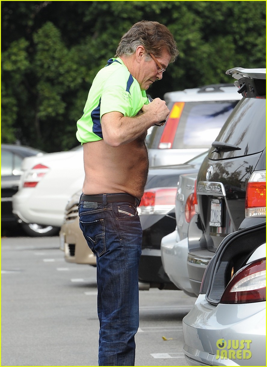 david hasselhoff changes his shirt in middle of a parking lot 023054111