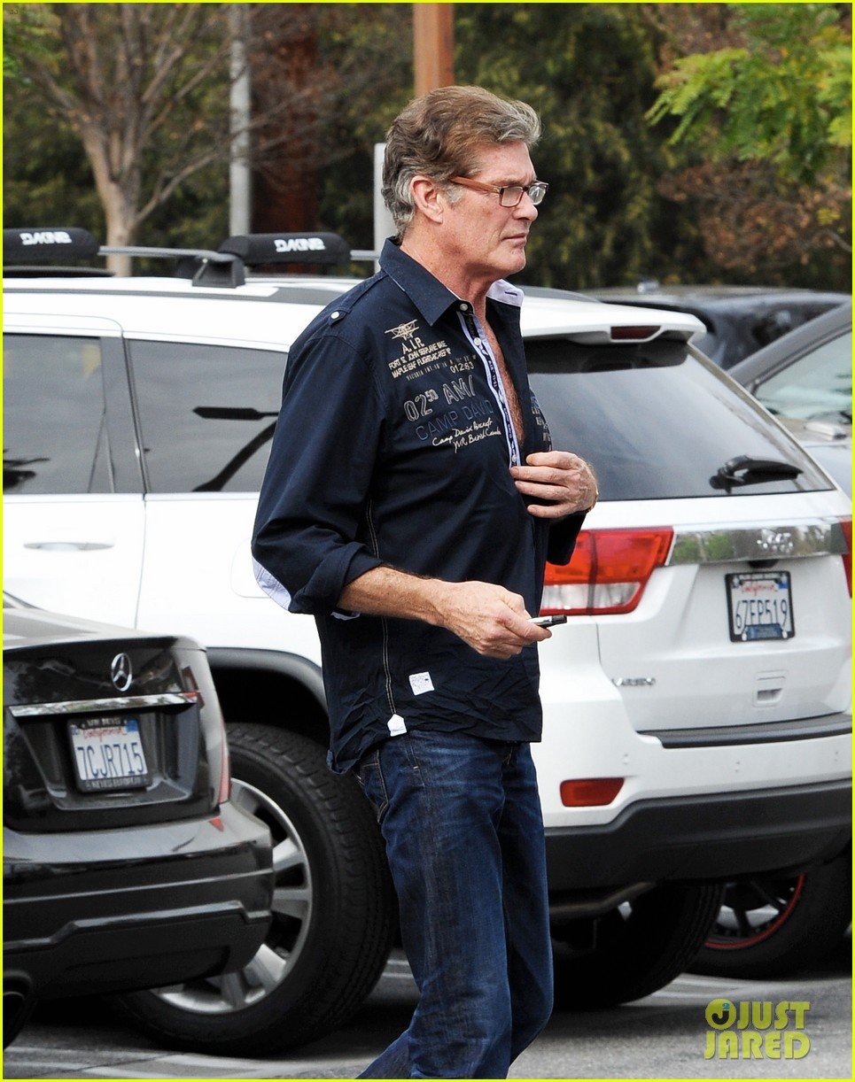 david hasselhoff changes his shirt in middle of a parking lot 17