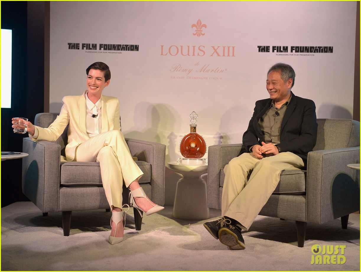 anne hathaway suits up to toast director ang lee 01