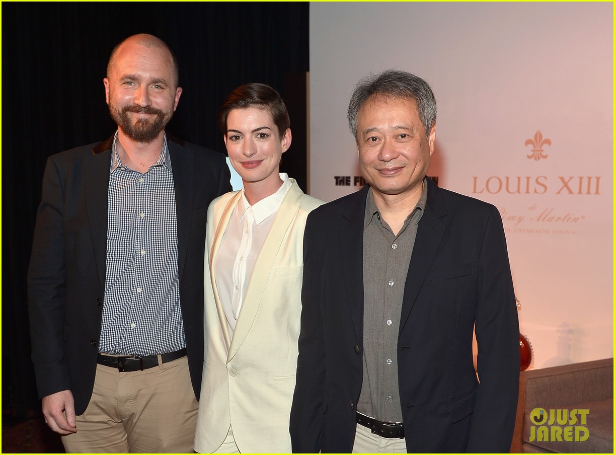 anne hathaway suits up to toast director ang lee 10