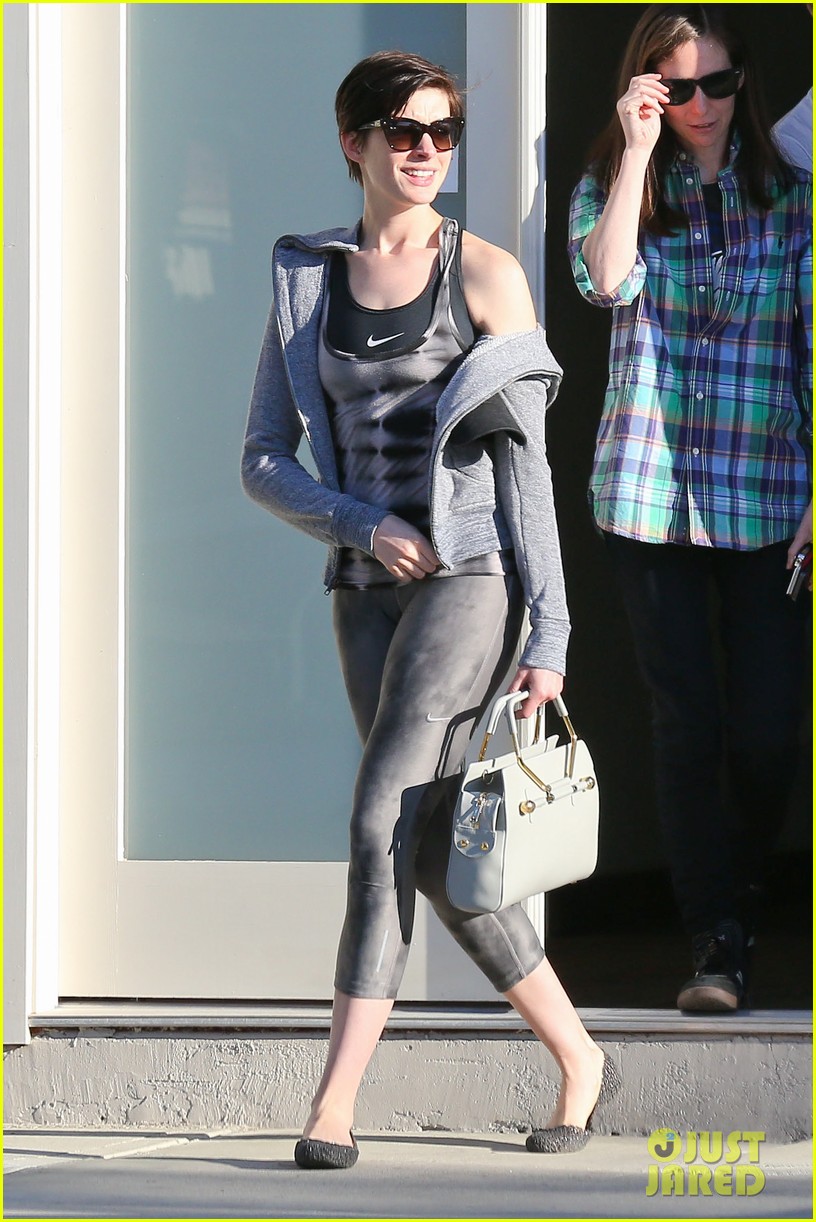 anne hathaway wears her workout gear for friendly visit 06