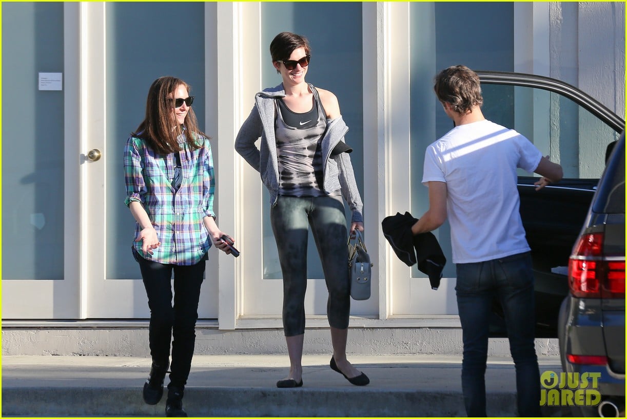 anne hathaway wears her workout gear for friendly visit 073060308