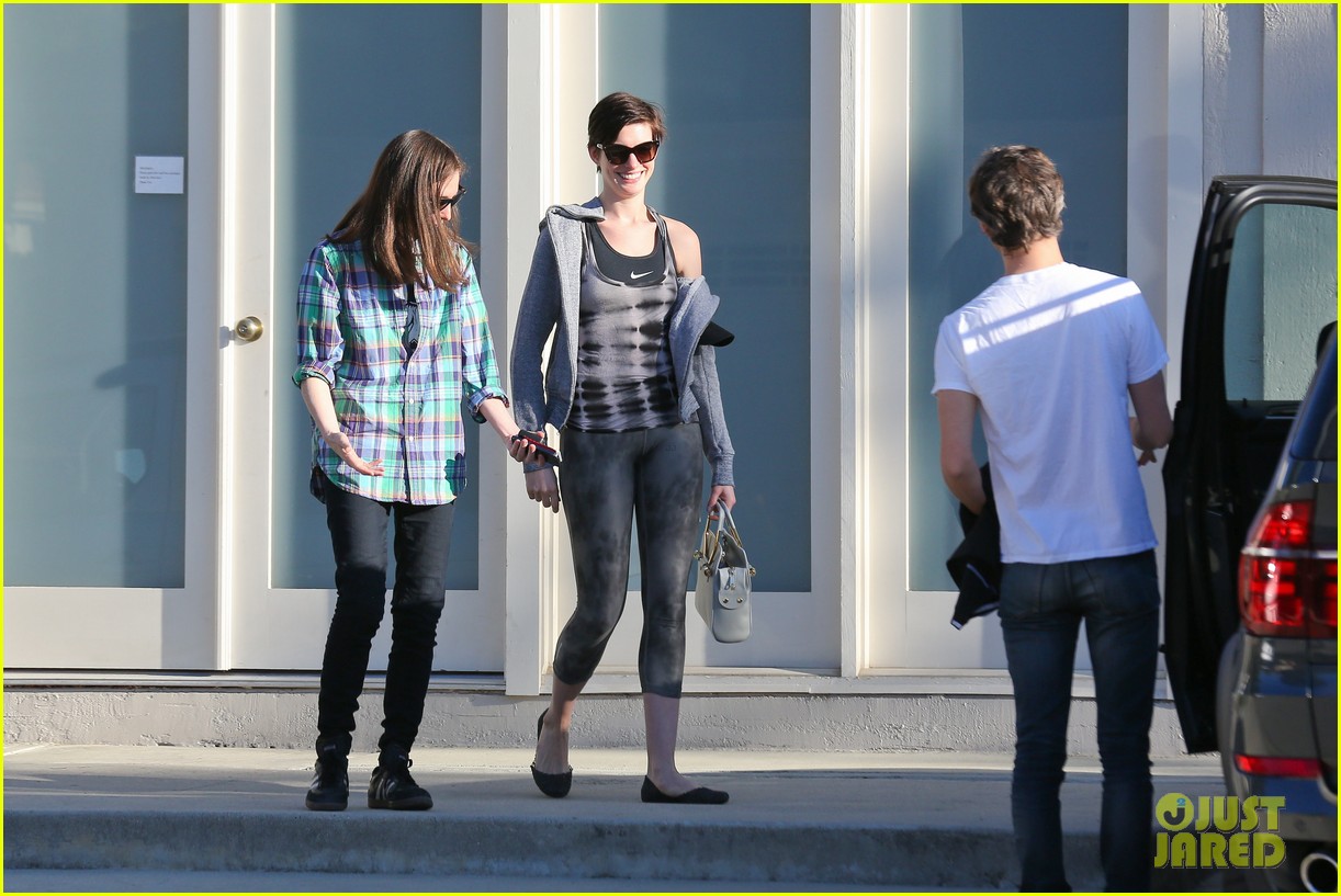 anne hathaway wears her workout gear for friendly visit 123060313