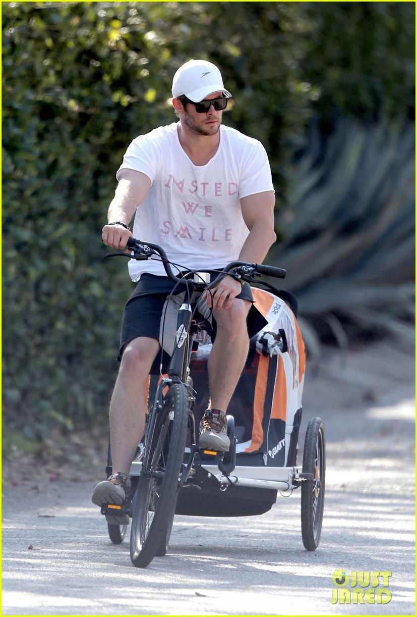 chris hemsworth his big muscles go for a bike ride 043055656