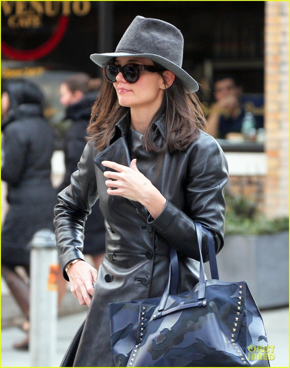 katie holmes i want to be there for suri for a long time 02