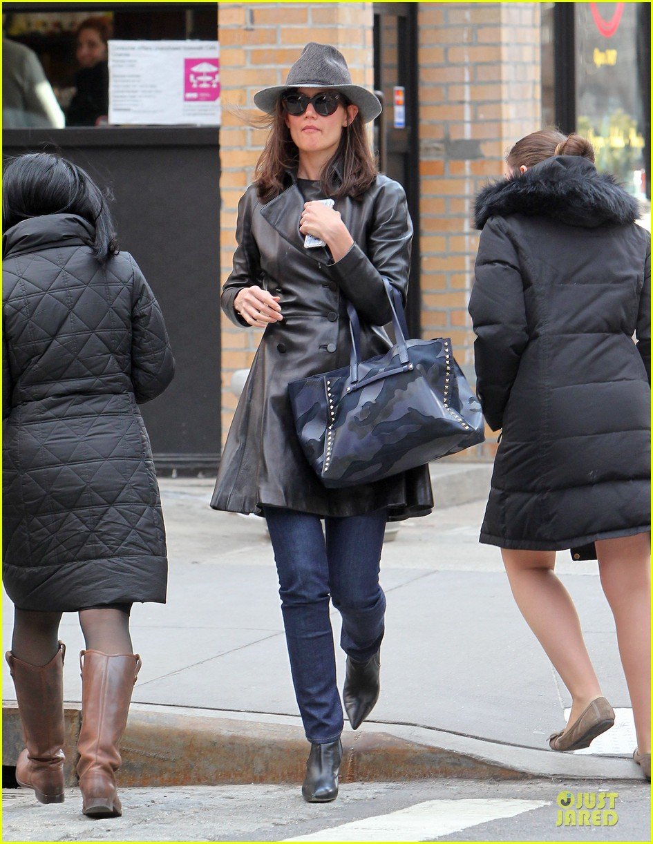 katie holmes i want to be there for suri for a long time 033059913