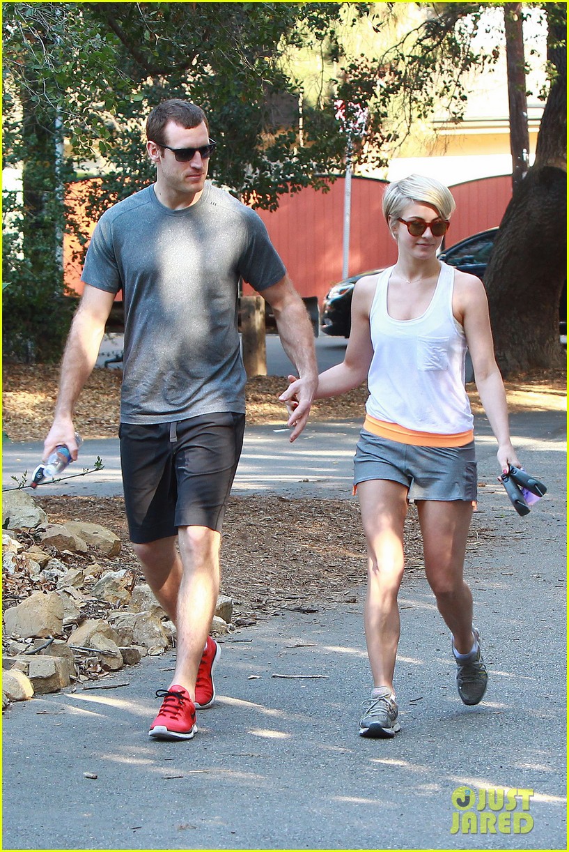 julianne hough holds hands with hockey player brooks laich 02