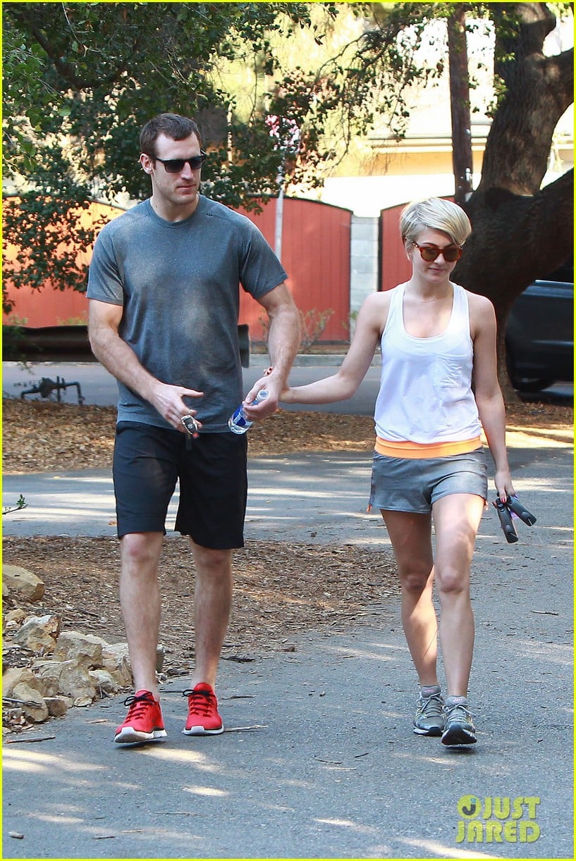 julianne hough holds hands with hockey player brooks laich 043054657
